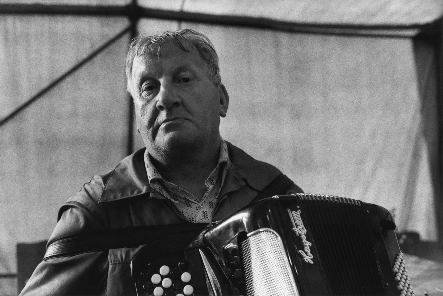 Man med dragspel. Fotografi av Torbjörn Helgesson.
